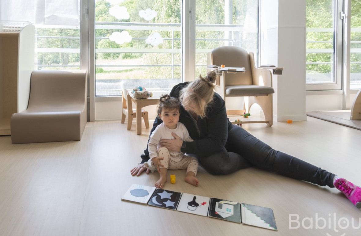 Une pro en crèche jouant avec un enfant