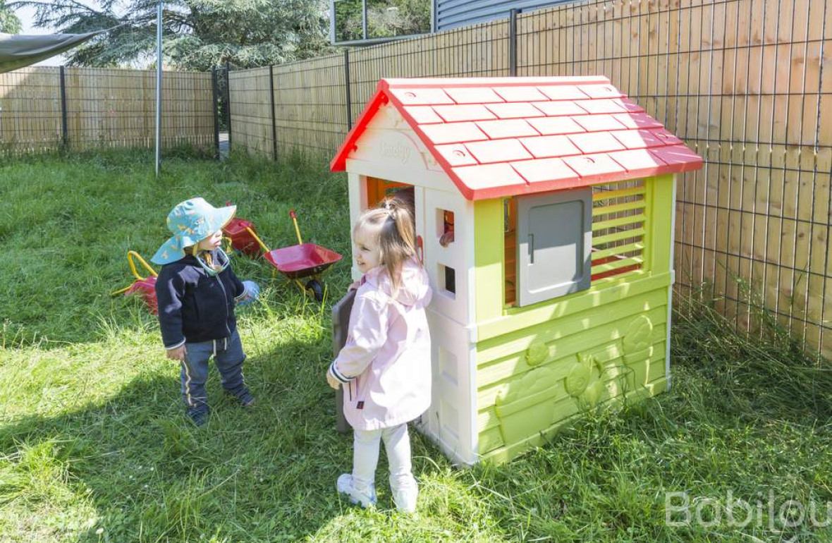 Deux enfants en crèche dans le jardin