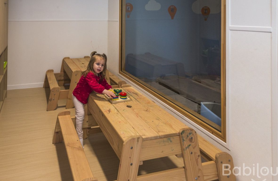 Une enfant en crèche Babilou qui joue 