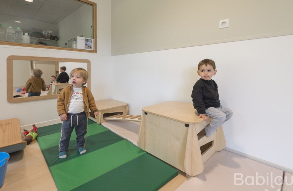 Deux enfants en crèche Babilou qui jouent