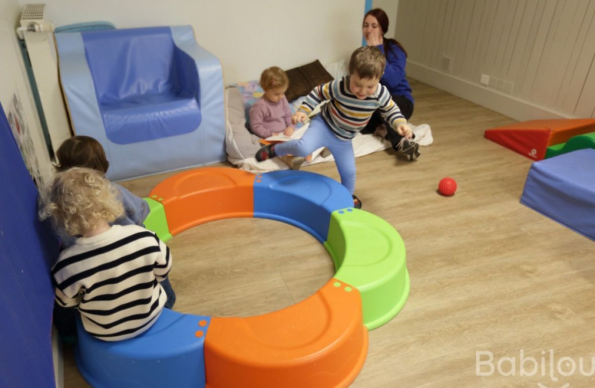 Un groupe d'enfant en crèche qui jouent 