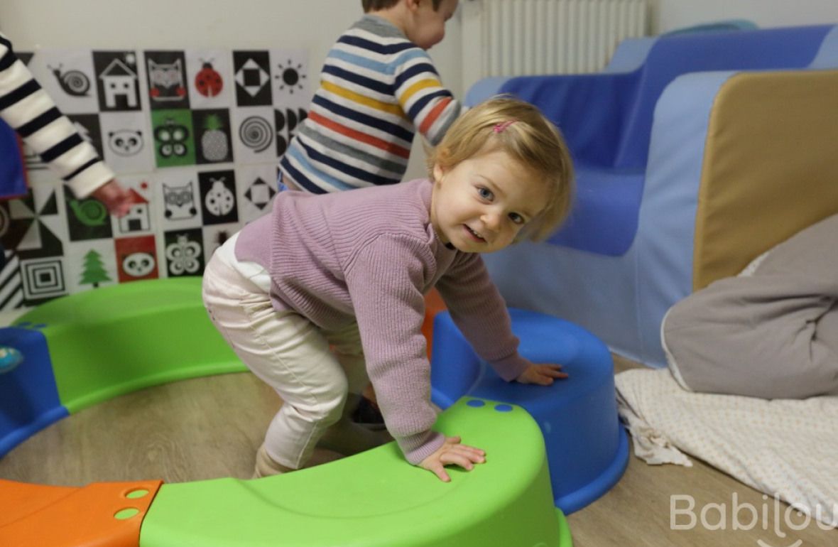 Un groupe d'enfant en crèche qui jouent 