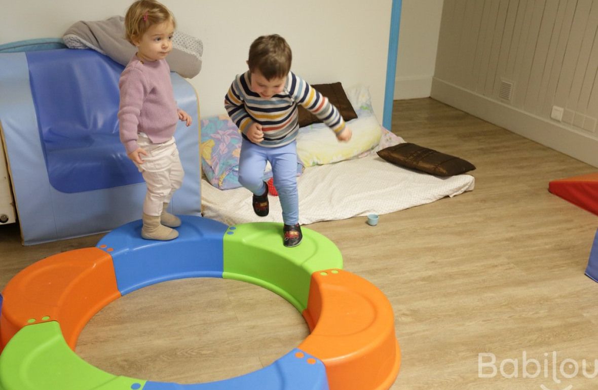 Un groupe d'enfant en crèche qui jouent 