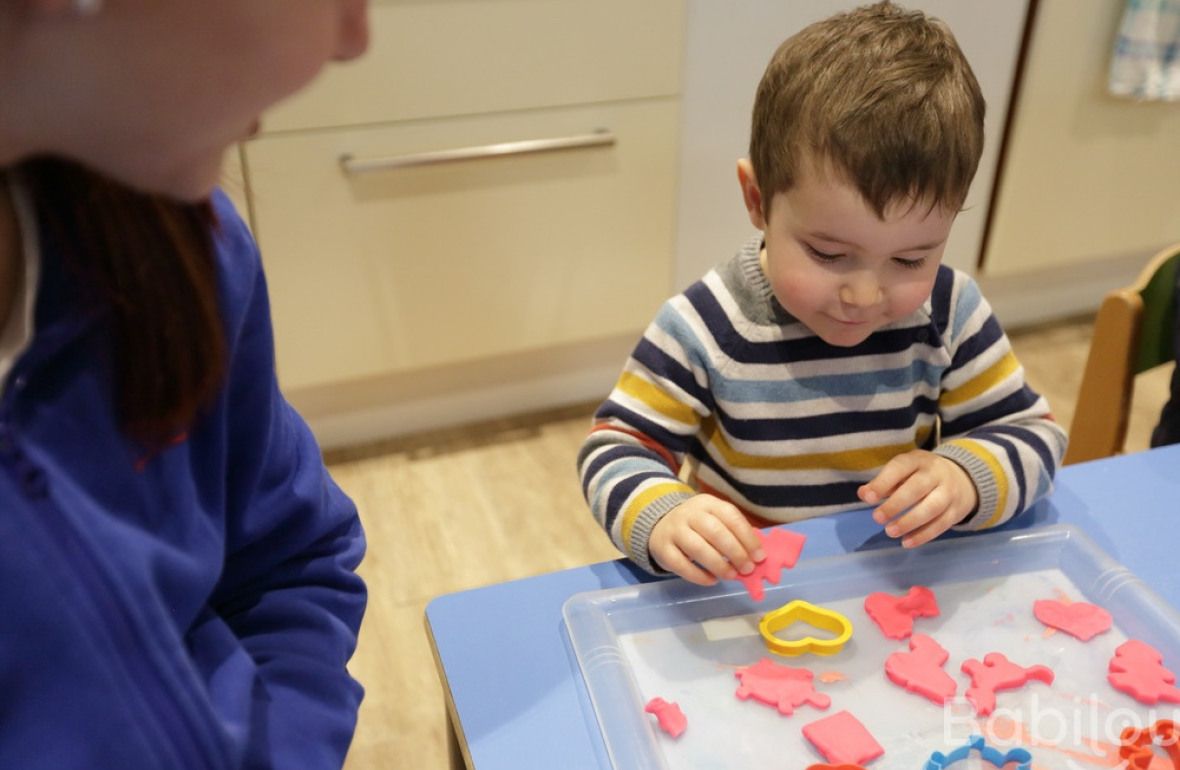 Un enfant en crèche Babilou qui joue  