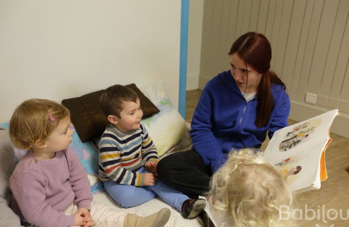 Une pro en crèche avec un groupe d'enfants