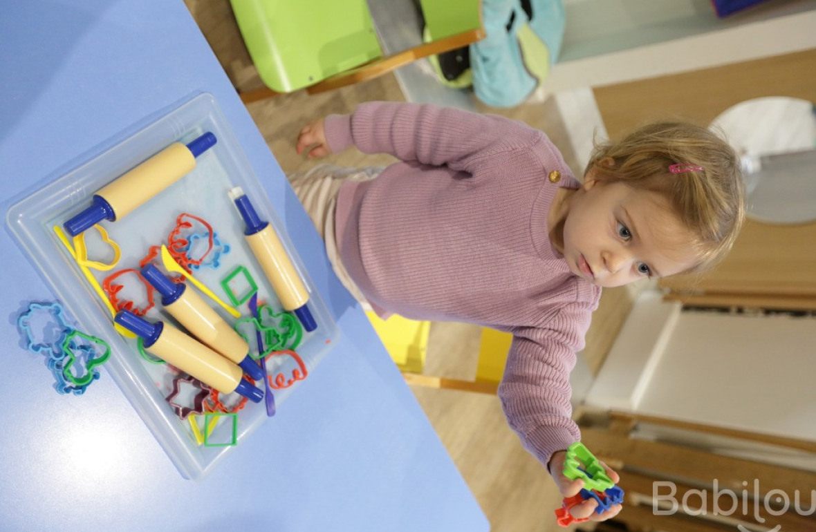 Une petite fille en crèche qui joue 