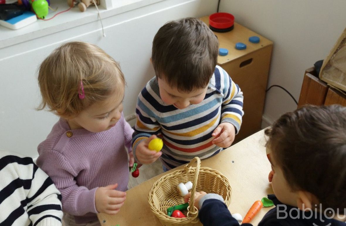 Trois enfants en crèche en activité