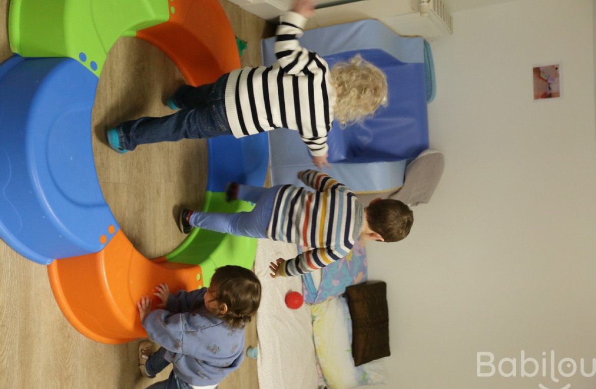 Un groupe d'enfant en crèche qui jouent 