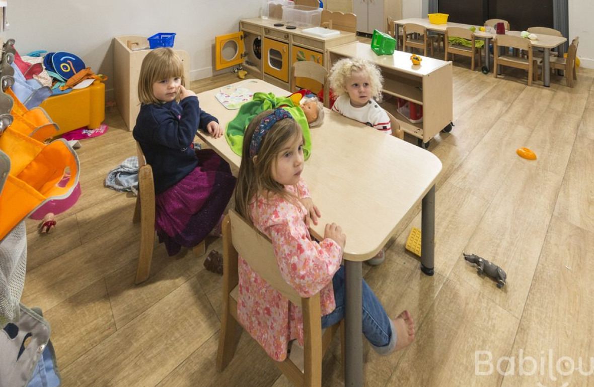 Trois enfants en crèche à table