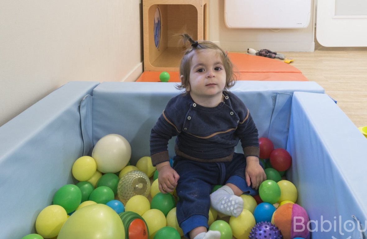 Une enfant en crèche qui joue