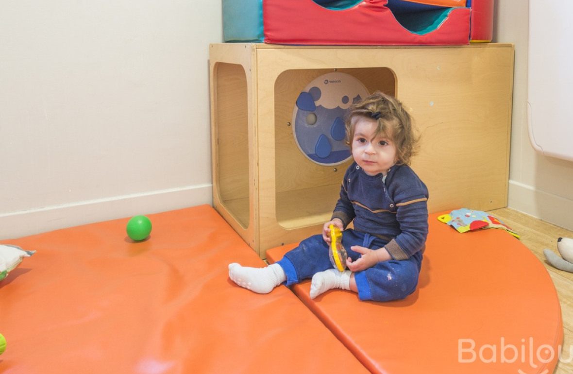 Une enfant en crèche qui joue