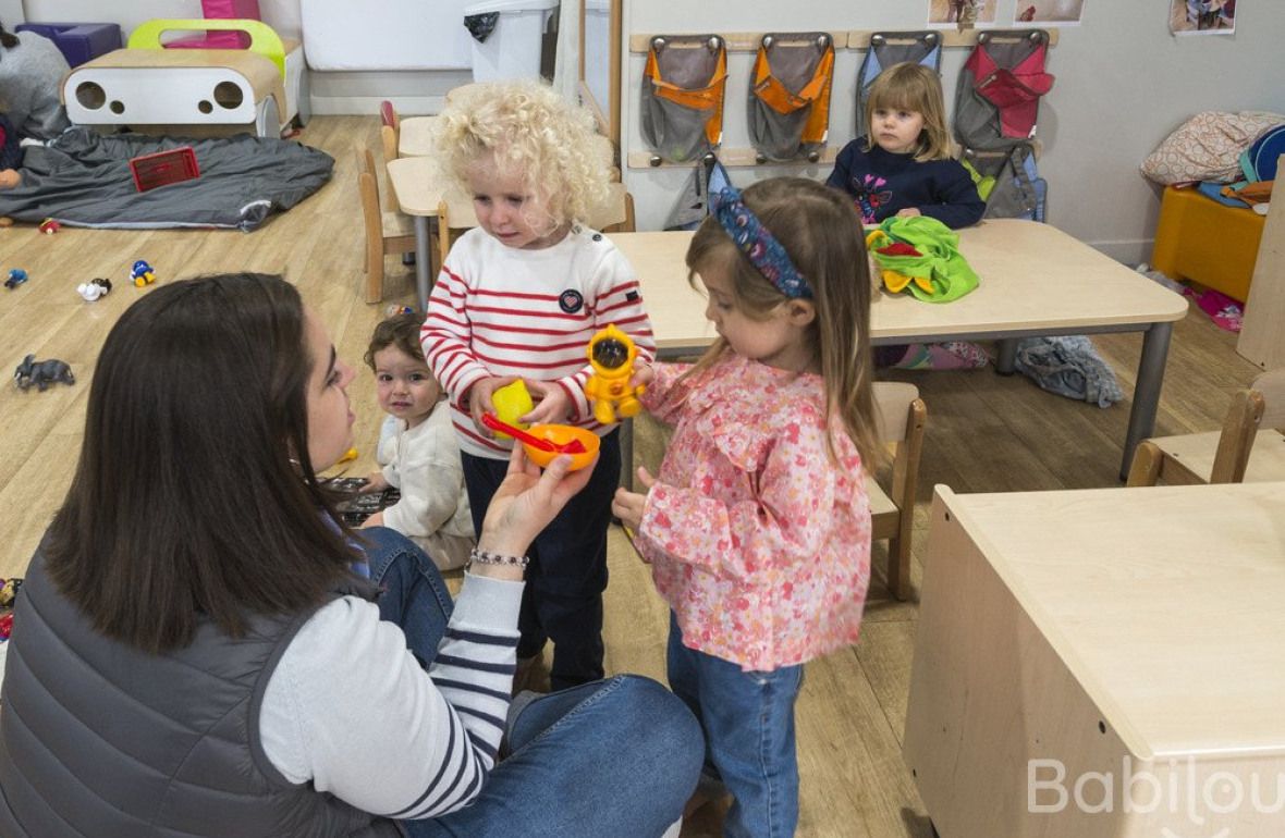 Une pro en crèche avec deux enfants 