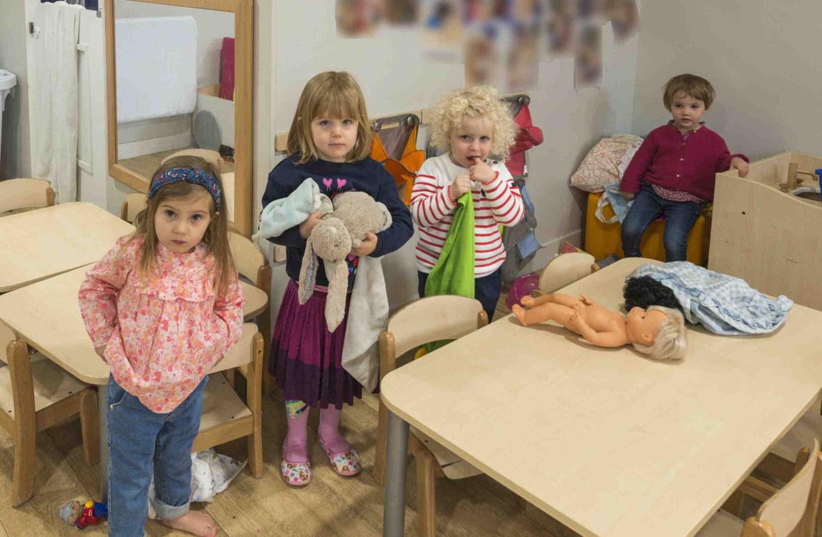 Un groupe d'enfants en crèche qui jouent