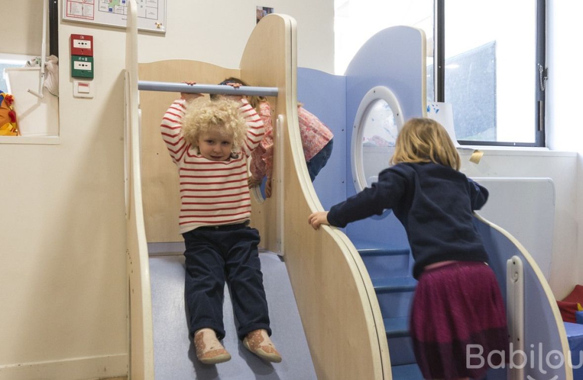 Deux enfants en crèche qui jouent