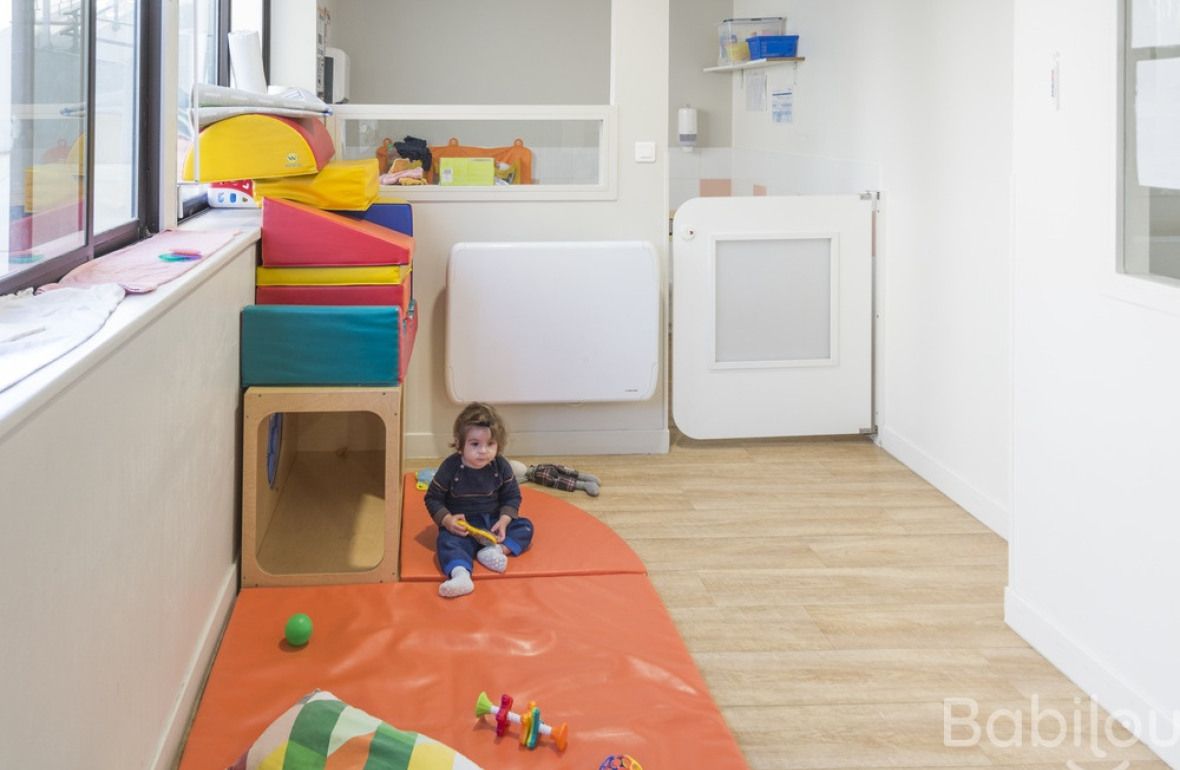 Deux enfants en crèche qui jouent 