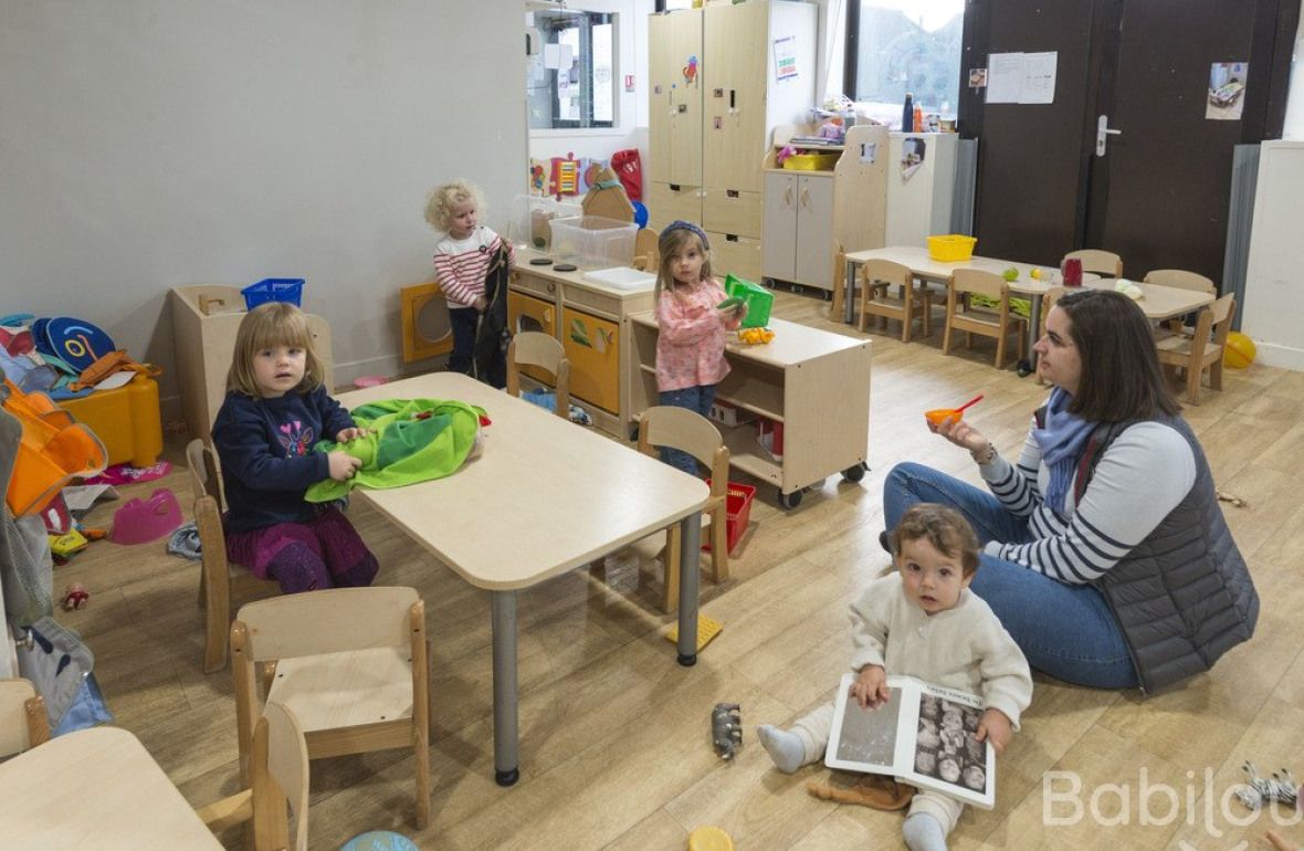 Une pro en crèche avec un groupe d'enfants