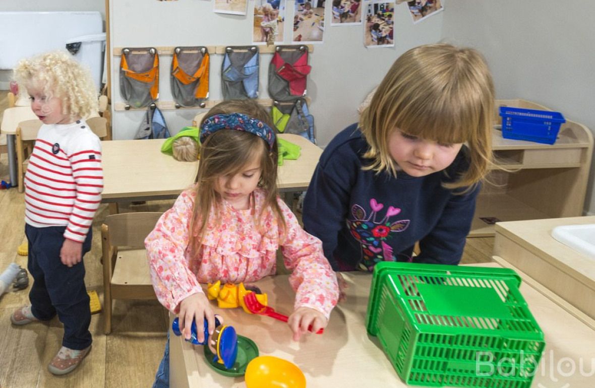 Trois enfants en crèche qui jouent