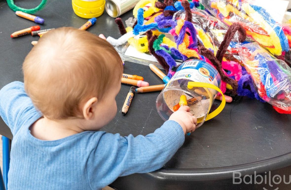 Un bébé qui joue en crèche 