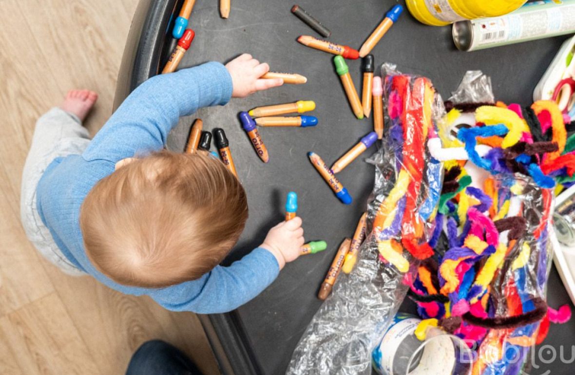 Un enfant en crèche qui joue 