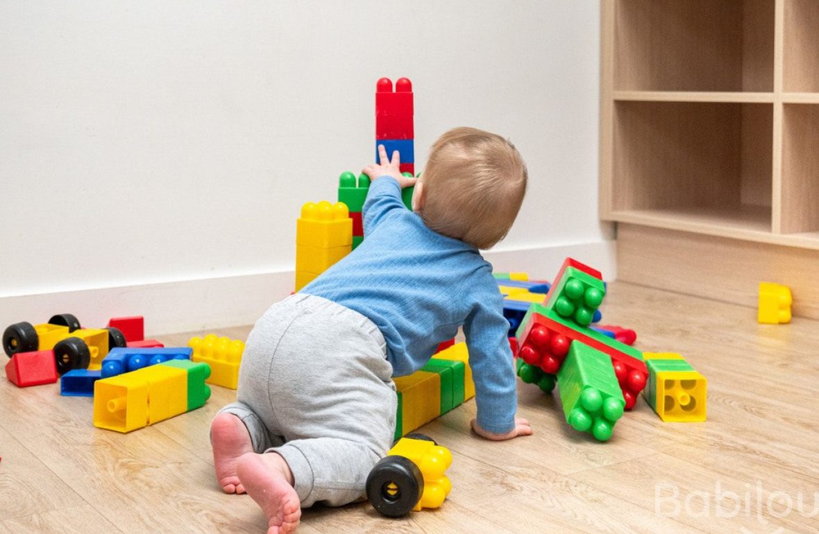 Un enfant en crèche qui joue 