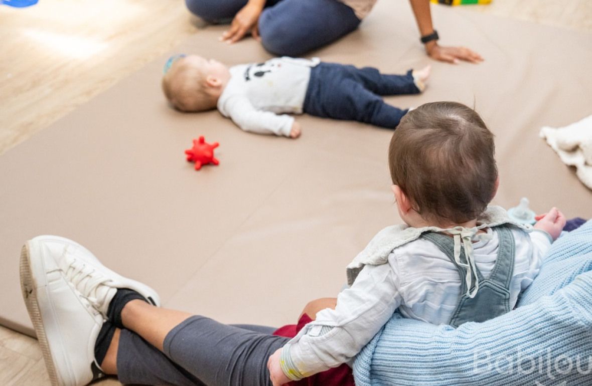 Deux bébés en crèche