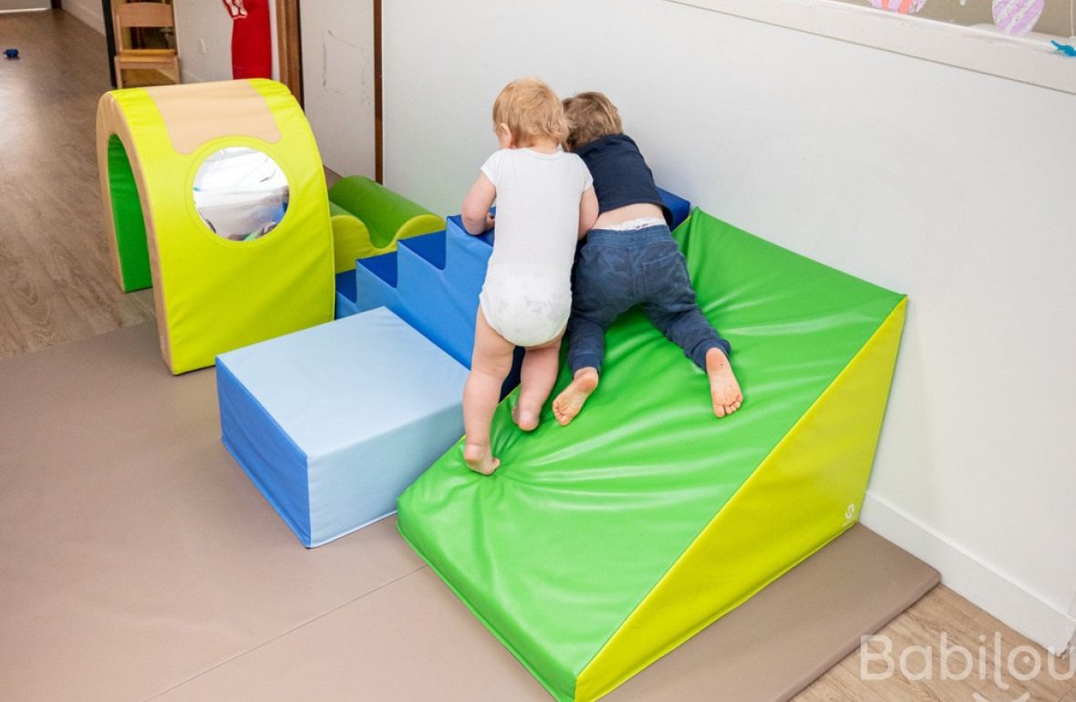 Deux enfants qui jouent en crèche 