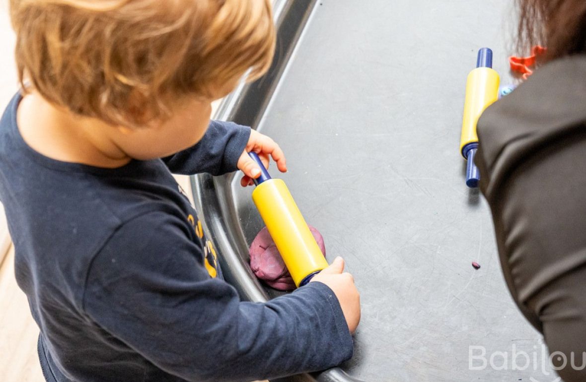 Un enfant en crèche qui joue 