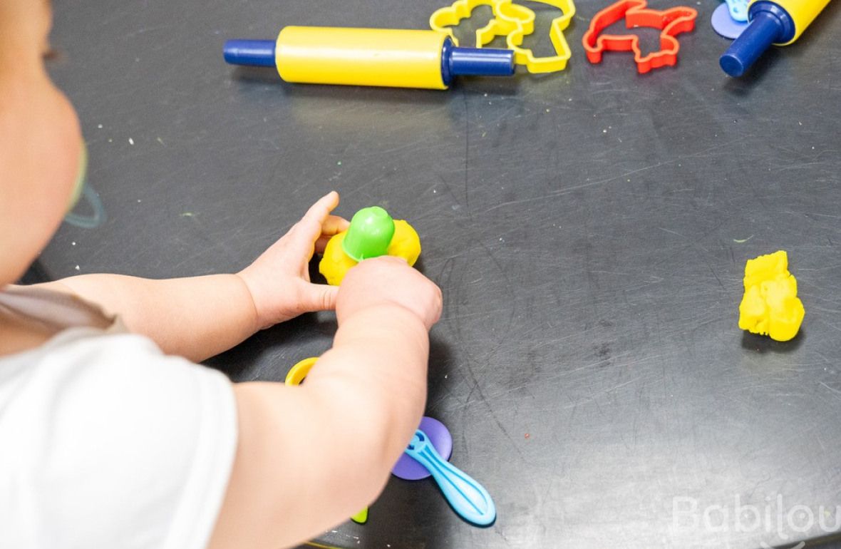 Un enfant en crèche qui joue 