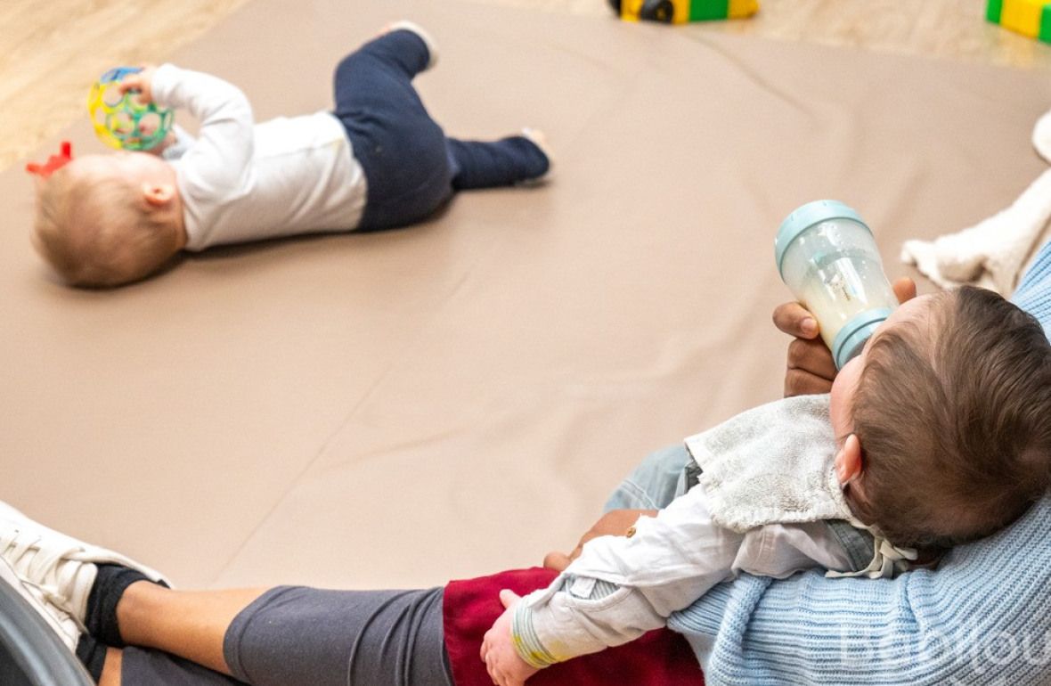 Deux bébés en crèche