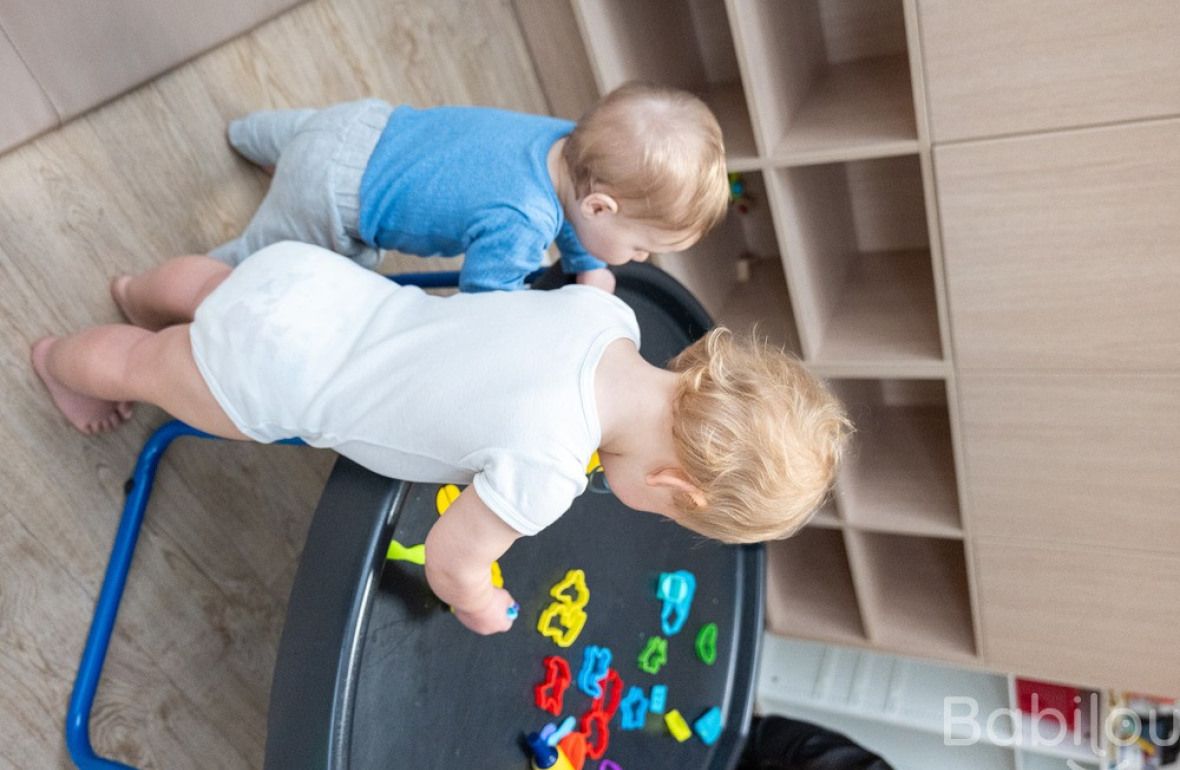 Deux enfants en crèche qui jouent