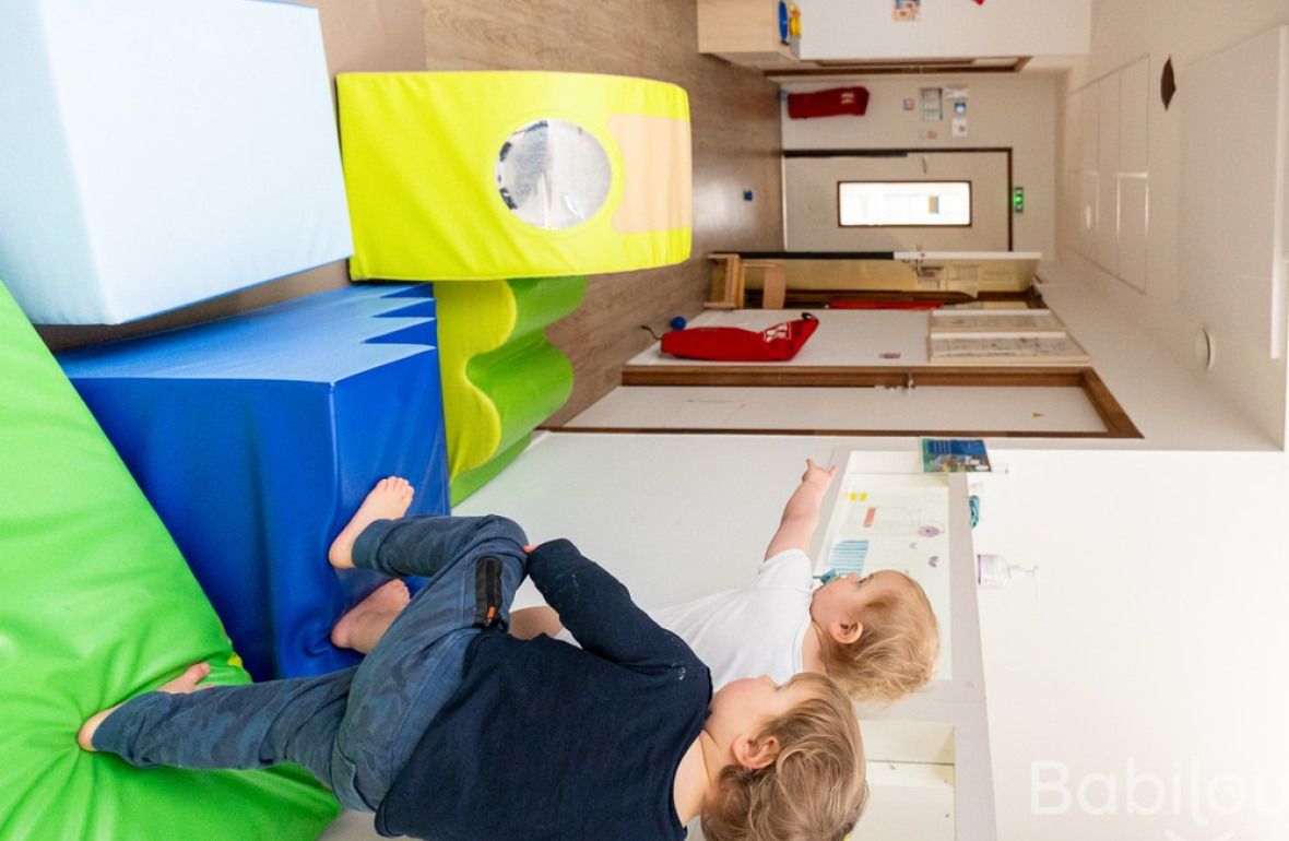 Deux enfants qui jouent en crèche 