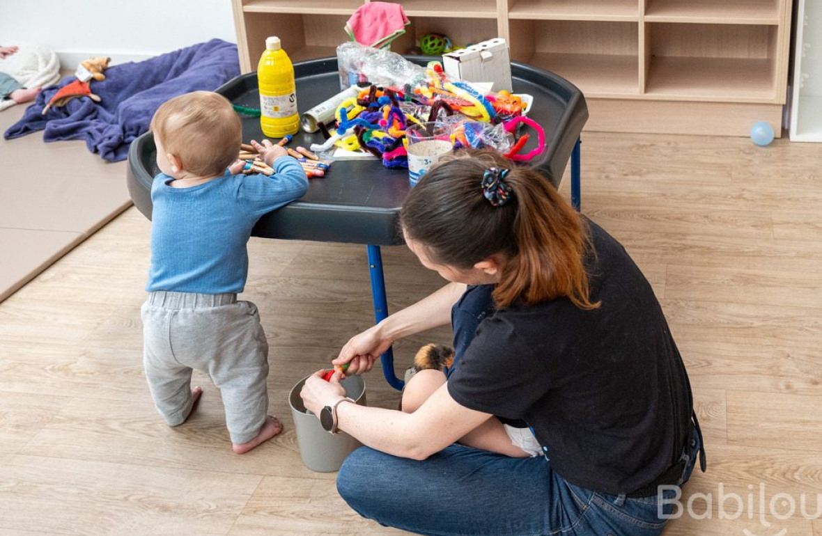 Une pro en crèche en interaction avec un enfant