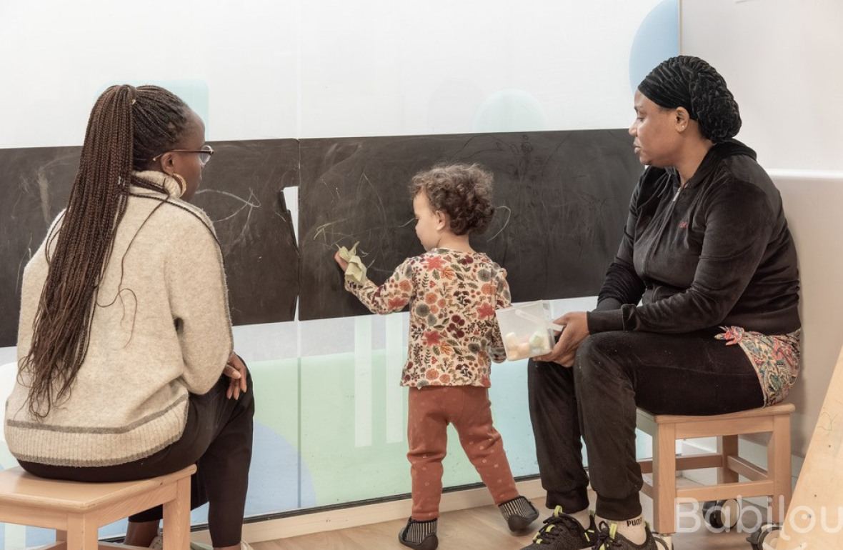 Deux pro en crèche avec un enfant