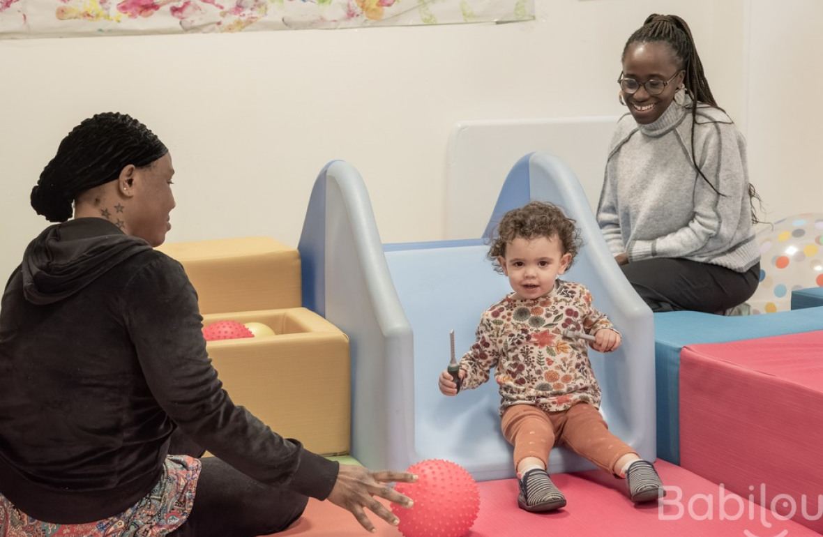 Deux pros en crèche Babilou jouant avec une enfant