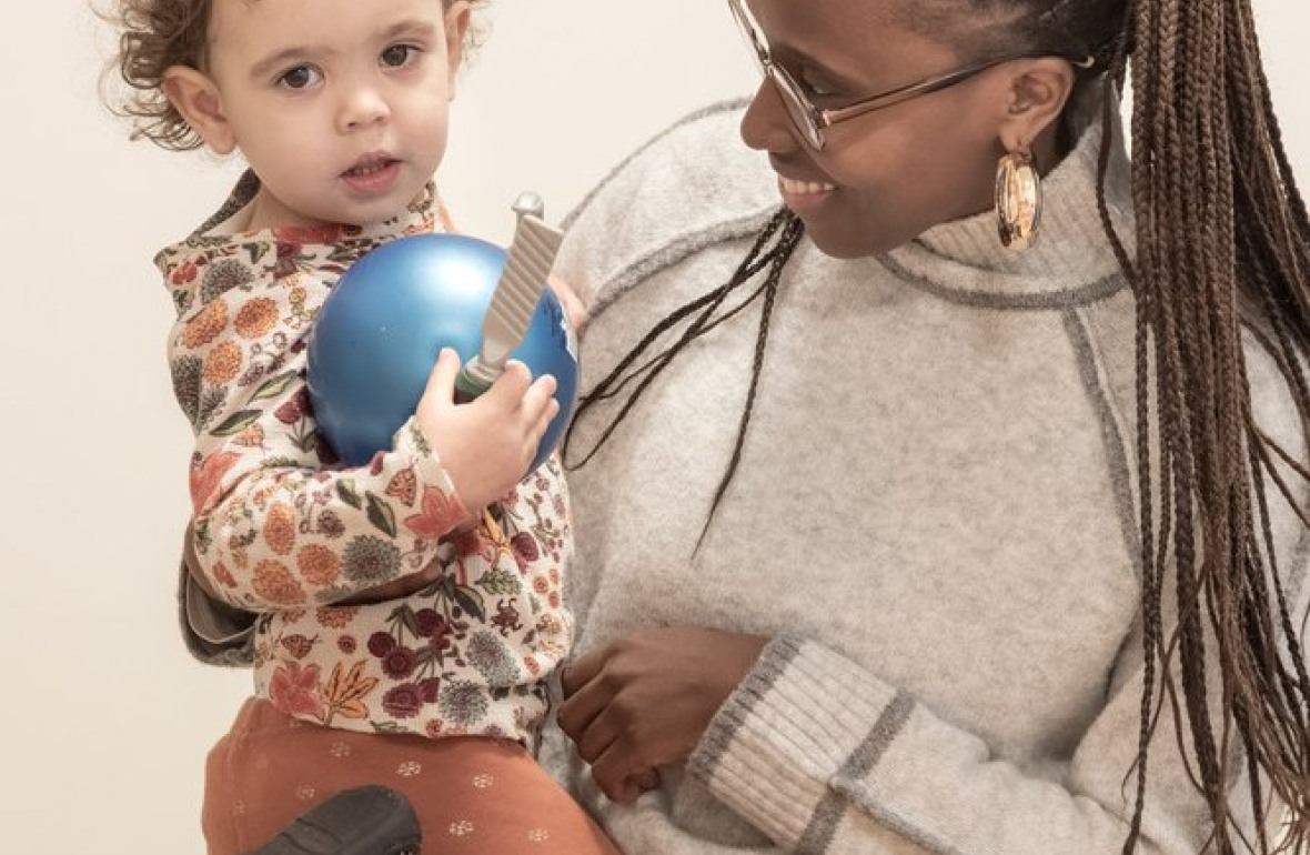 Une professionnelle en crèche jouant avec un enfant