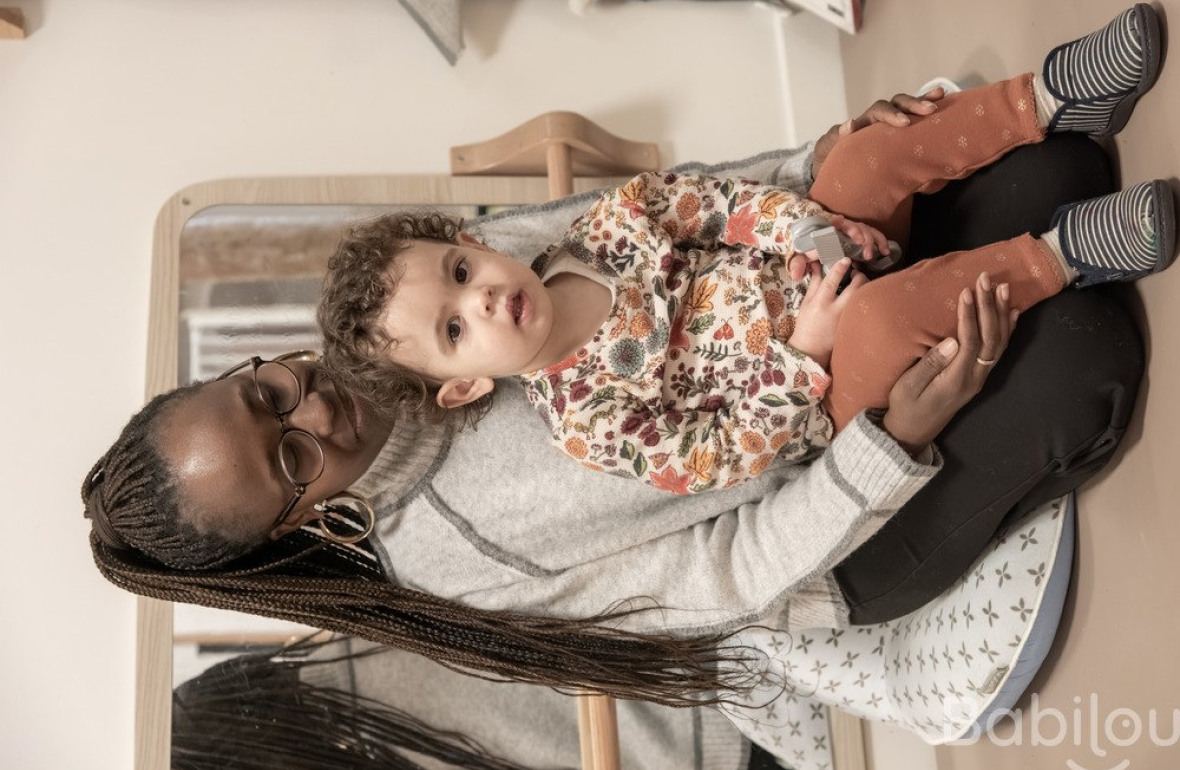 Une professionnelle en crèche avec un enfant