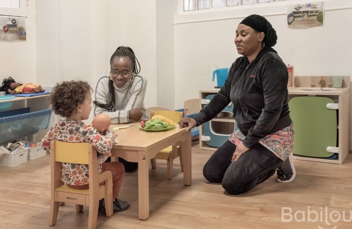 Deux pro en crèche avec un enfant