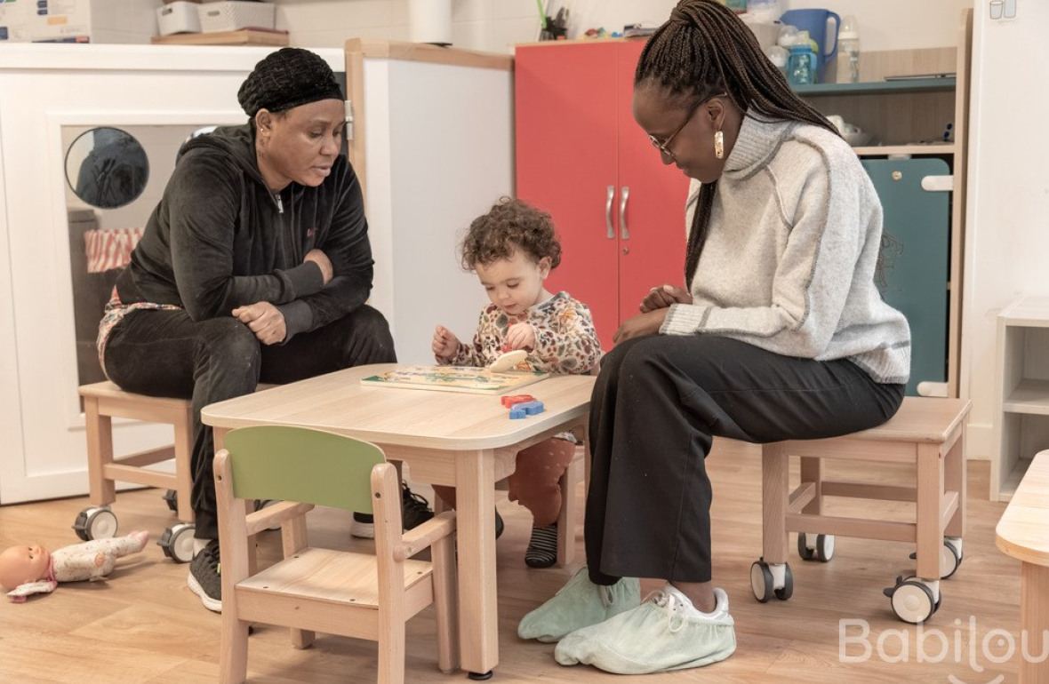 Deux pro en crèche avec un enfant