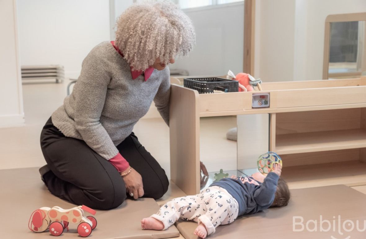 Une professionnelle de la petite enfance avec un enfant 