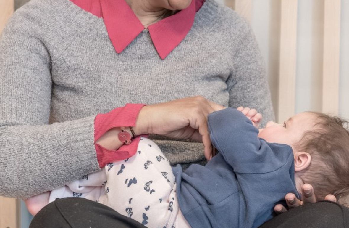 Une pro en crèche qui porte un enfant 