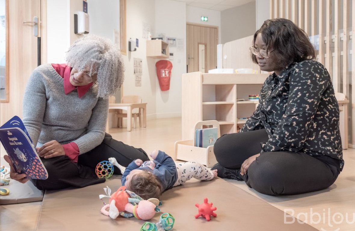 Deux pro crèche avec un enfant 