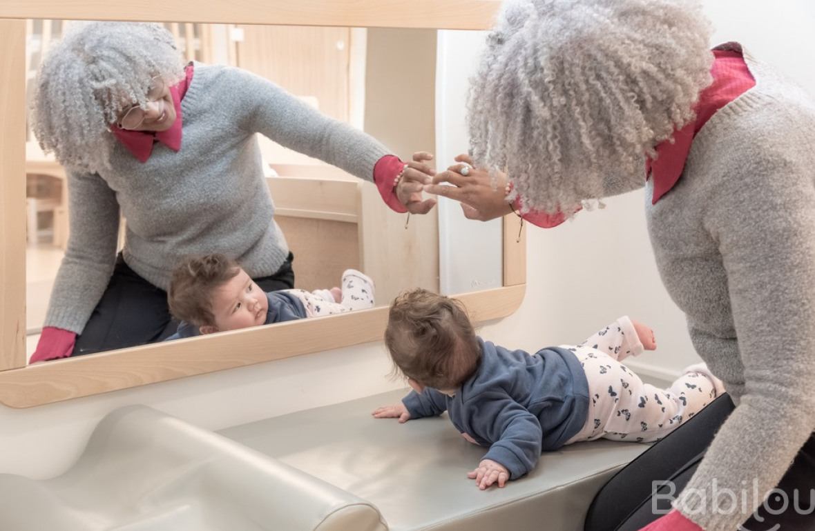 Une pro en crèche en interaction avec un enfant