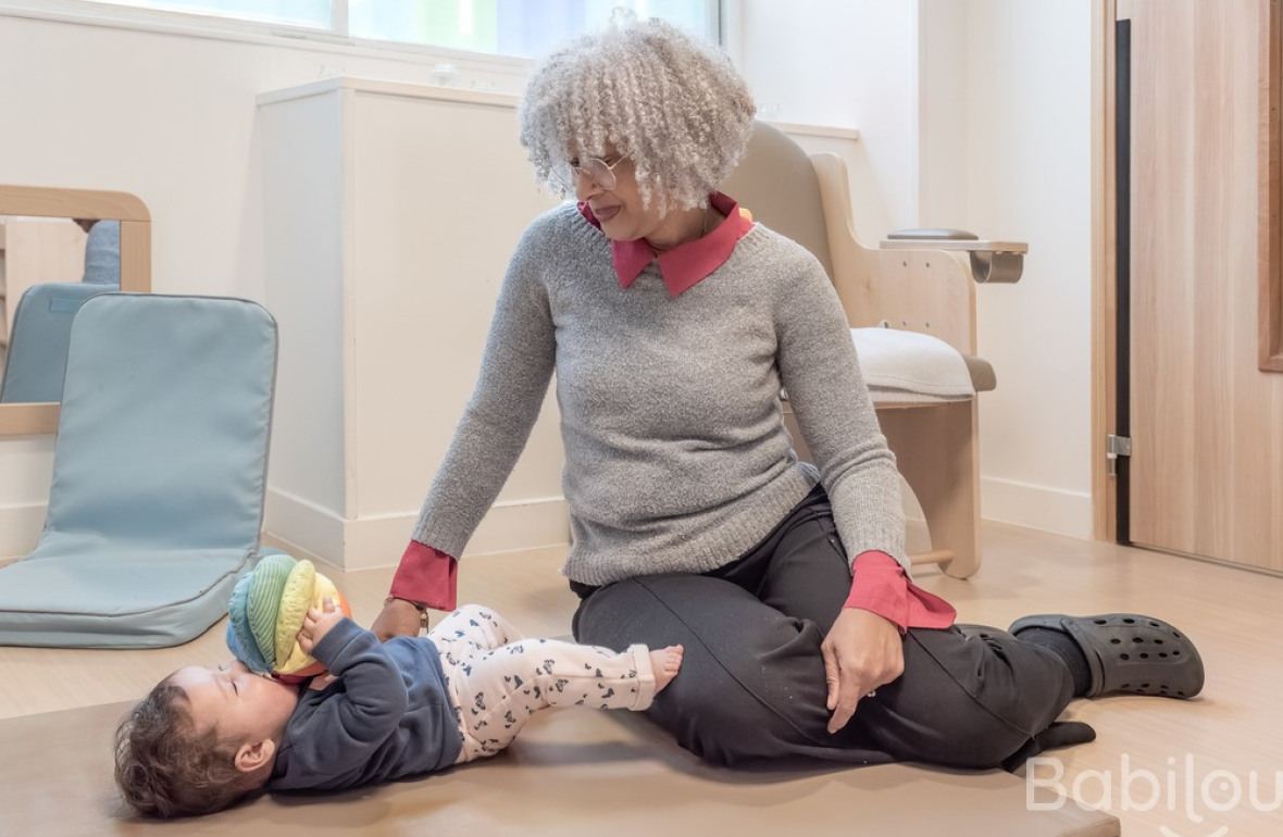 Une pro en interaction avec un enfant