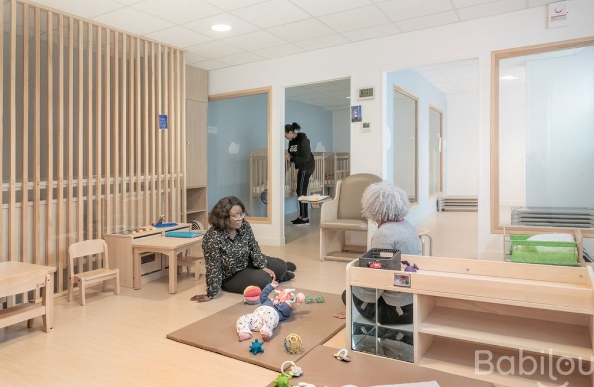 Deux pro crèche qui jouent avec un enfant 