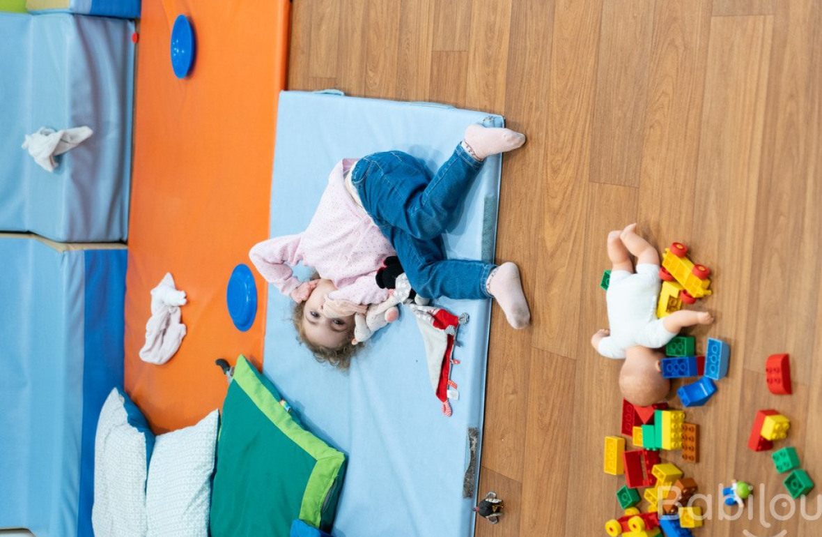 Une enfant en crèche Babilou qui joue