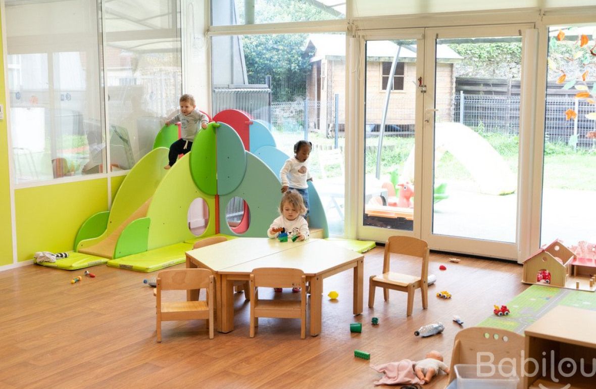 Un groupe d'enfant en crèche qui jouent 