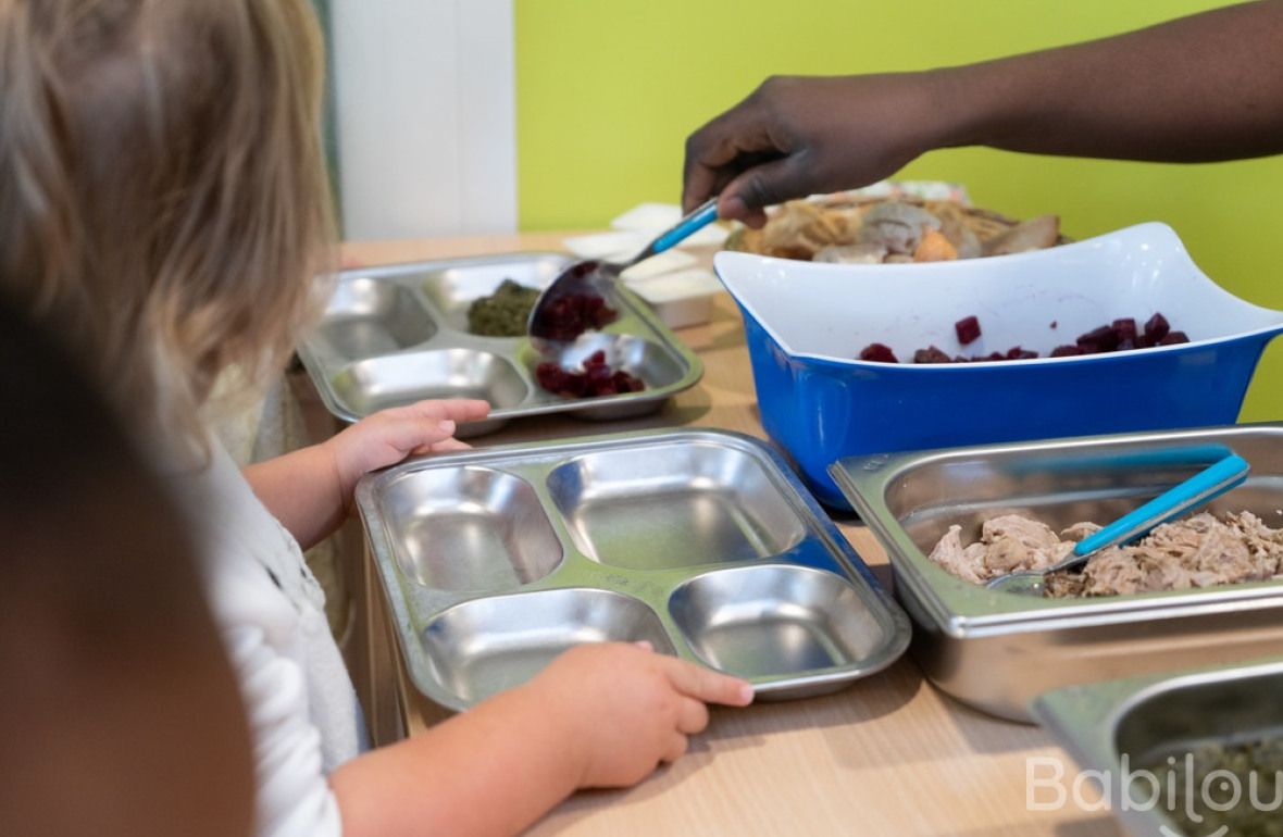 L'heure du repas en crèche