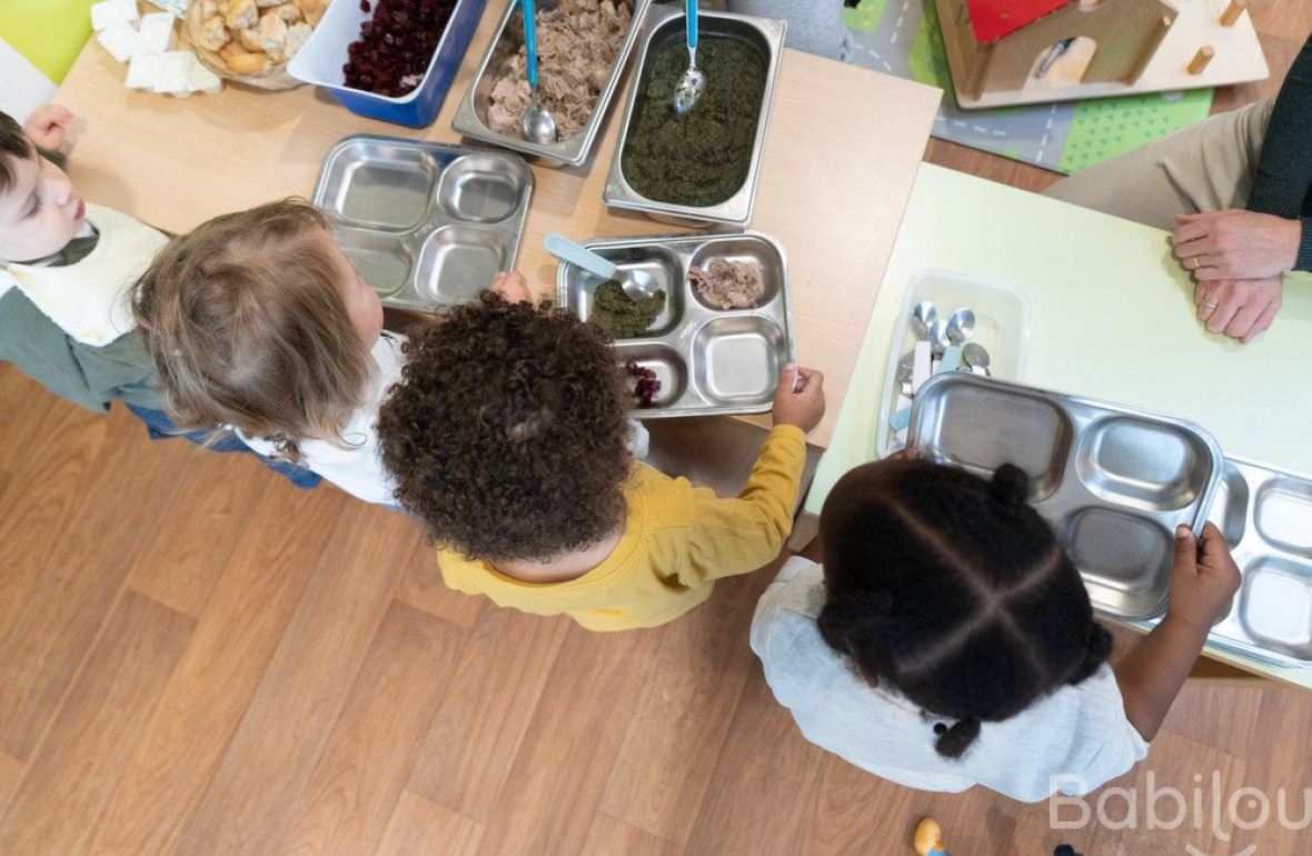 L'heure du repas en crèche