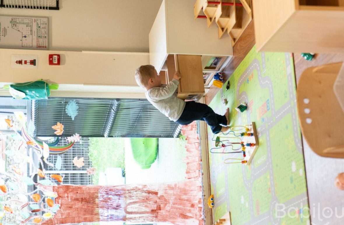 Une enfant en crèche Babilou qui joue