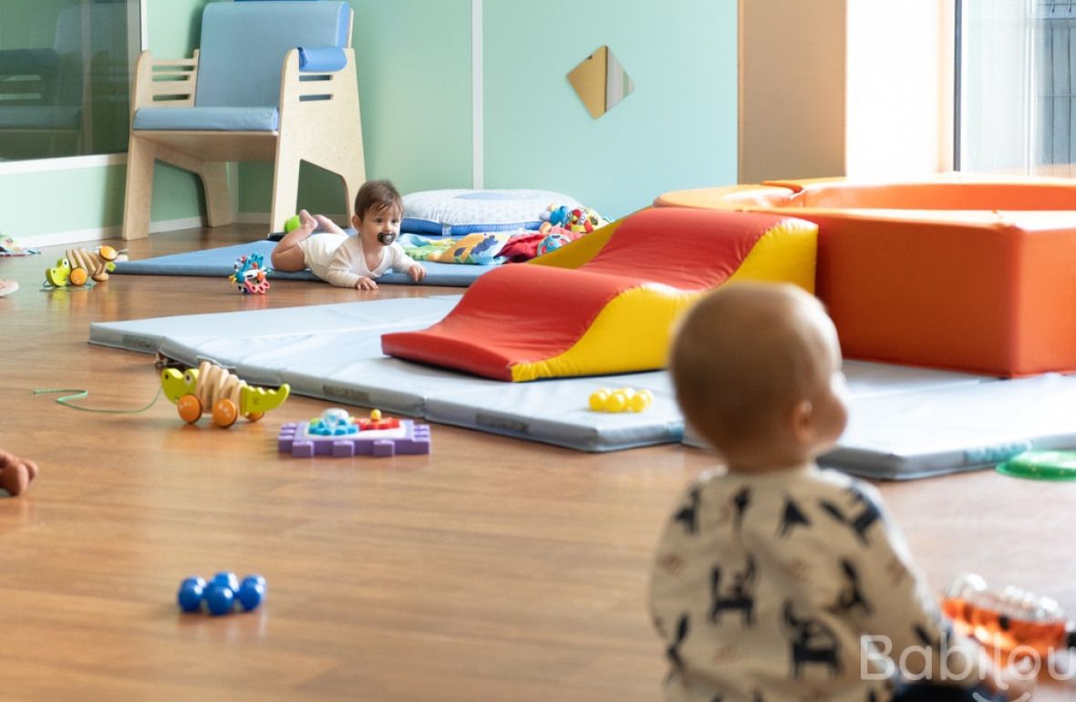 Deux enfants en crèche qui jouent